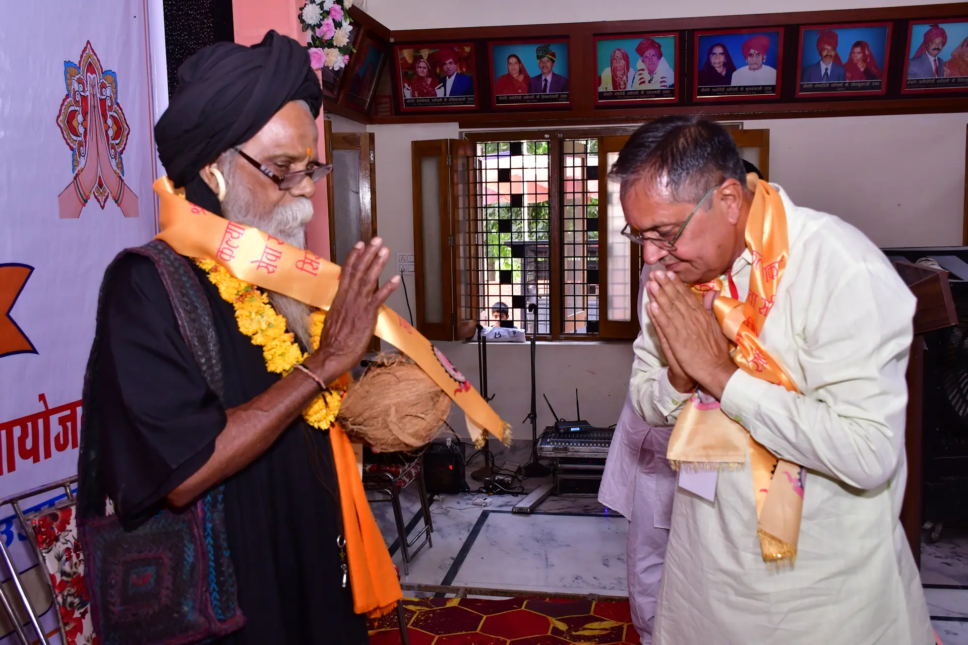 बड़ों का आदर, संस्कारों की पहचान